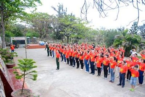 Lễ chào cờ thiêng liêng ở đảo tiền tiêu