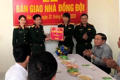 Cùng đồng đội vượt khó
