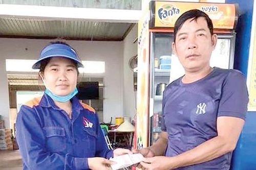 Nhân viên cây xăng trả lại hơn 22 triệu đồng cho người đánh rơi