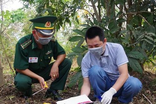 Nhóm đối tượng bỏ lại túi xách chứa 12.000 viên ma túy rồi bỏ trốn qua biên giới