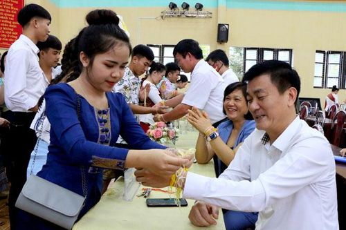 Lưu học sinh Lào tại Yên Bái vui Tết cổ truyền Bunpimay
