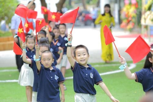 Tuyển sinh lớp 1: 'Kéo' học sinh không chỉ bằng chất lượng
