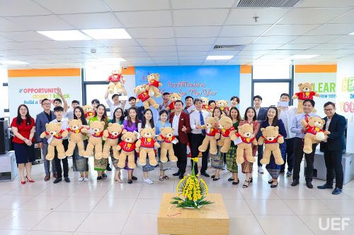 Du học sinh Lào đón tết truyền thống Bunpimay trong vòng tay bạn Việt
