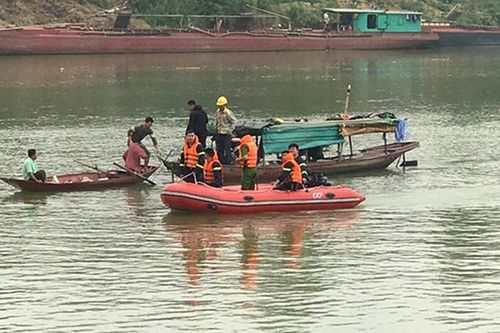 Để lại điện thoại và xe đạp trên cầu, nữ sinh lớp 10 gieo mình xuống sông Lam