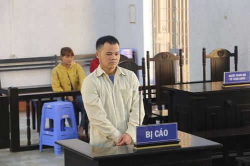 Anh trai kéo em ra đường để xe tông vì không nghe lời