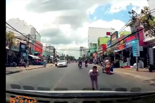 Cử chỉ đẹp của bác tài xế ô tô và cậu bé được nhường đường