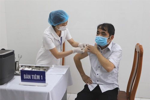 50 người đầu tiên ở Cao Bằng được tiêm vắc xin COVID-19