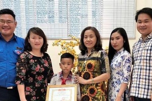 Xúc động trước cậu học sinh lớp 4 khoanh tay, cúi đầu cảm ơn tài xế ô tô đã nhường đường