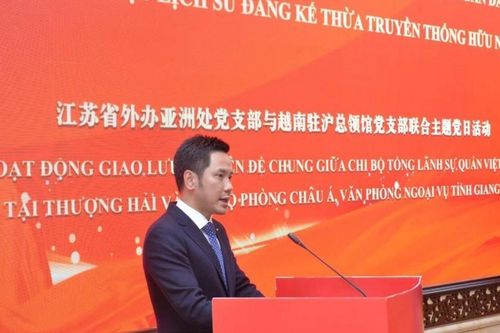 Tổ chức hoạt động 'Đi theo dấu chân Chủ tịch Hồ Chí Minh - Kế thừa truyền thống hữu nghị Việt Nam-Trung Quốc' tại Giang Tô