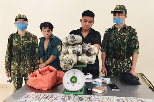 Bắt giữ 2 đối tượng vận chuyển số lượng lớn chất ma túy