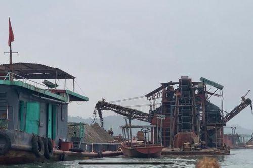 Hà Nội: Bắt quả tang cụm tàu khai thác cát trái phép trên sông Đà