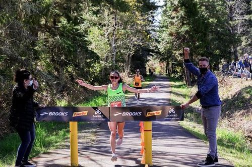 Nữ VĐV đầu tiên đạt kỷ lục chạy 50km chưa đầy 3 giờ đồng hồ