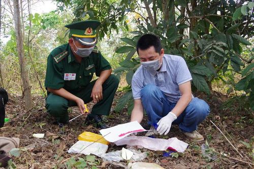 Hai đối tượng bỏ lại 12.000 viên ma túy ở biên giới Việt – Lào