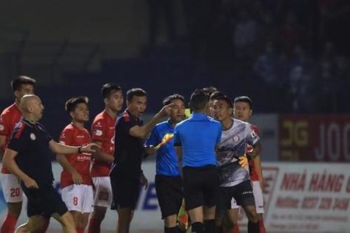 Trọng tài mời luật sư để 'kiện' thủ môn đội TP.HCM