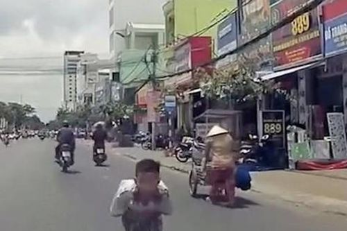 Biểu dương cậu bé cúi đầu cảm ơn tài xế nhường đường ở Cần Thơ