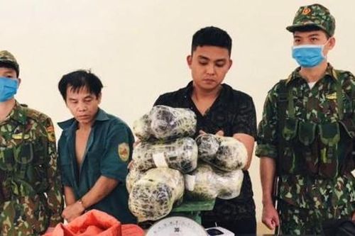 Hai người đàn ông bị bắt quả tang khi đang tàng trữ 16kg nhựa thuốc phiện