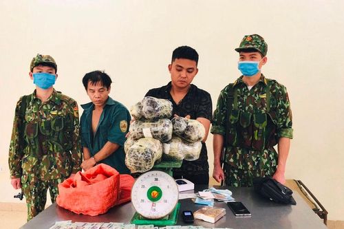 Bắt giữ 2 đối tượng vận chuyển 16kg thuốc phiện và 1 bánh heroin