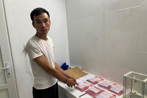 Bắt quả tang hai đối tượng tàng trữ hơn 1,3kg ma túy
