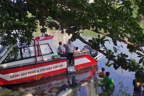 TP HCM: Tìm kiếm người đàn ông rơi từ sà lan xuống kênh mất tích
