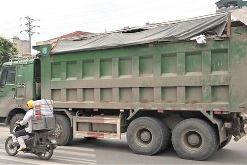 Tài xế xe tải chở phế thải, vật liệu xây dựng: Rơi vãi là bình thường