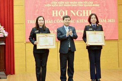 Viện trưởng VKSND tối cao tặng Bằng khen cho 4 tập thể, 12 cá nhân
