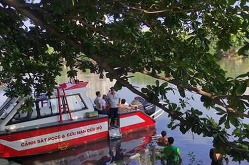 Rơi từ sà lan xuống kênh, người đàn ông mất tích