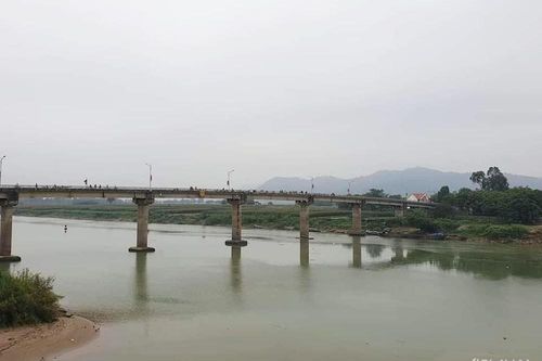 Vớt thi thể nữ sinh nghi nhảy cầu tự tử ở Nam Đàn