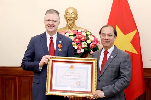 Trao Huân chương hữu nghị tặng Đại sứ Hoa Kỳ tại Việt Nam