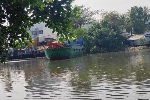 Người đàn ông bất ngờ rơi từ sà lan xuống kênh mất tích