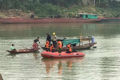 Để lại xe và điện thoại trên cầu, nữ sinh lớp 10 gieo mình xuống sông Lam tự vẫn