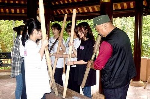 36 sinh viên Đại học Hùng Vương được truyền dạy nghệ thuật đâm đuống, đánh trống đồng