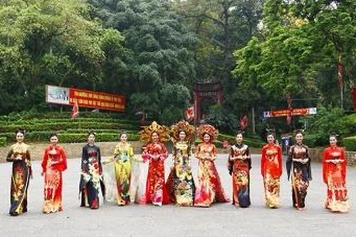 Trình diễn bộ sưu tập áo dài 'Hướng về nguồn cội'