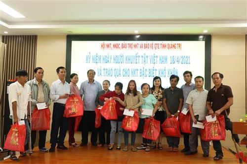 Trao 36 suất quà nhân kỷ niệm 23 năm Ngày Người khuyết tật Việt Nam