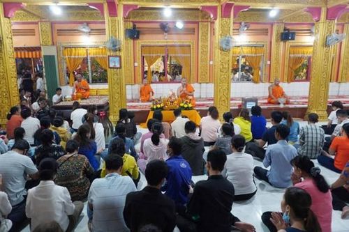 Phật tử về chùa Candaransi đắp núi cát và núi gạo