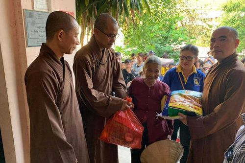 Chùa Đức Hậu tặng 150 phần quà đến người nghèo