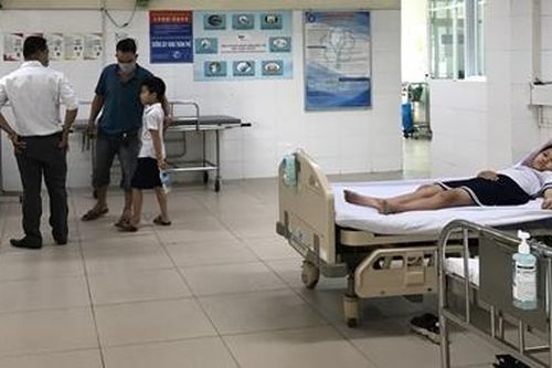 34 học sinh nhập viện cấp cứu sau khi chơi đất nặn ở cổng trường