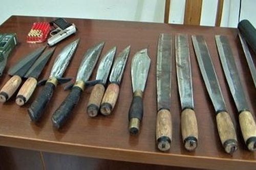 Hai đối tượng truy nã bị bắt cùng đồng bọn và lô vũ khí