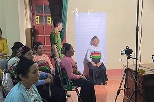 Thuê xe khách chở người dân vùng xa đi cấp thẻ CCCD