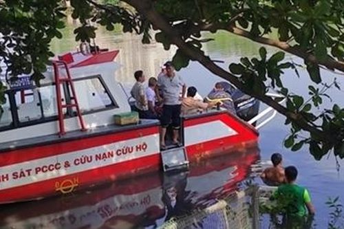 Người đàn ông rơi từ sà lan xuống kênh mất tích
