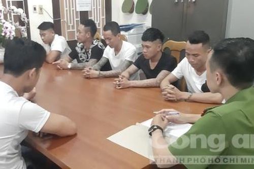 Phát hiện 2 đối tượng truy nã cùng súng đạn và 'kho' hung khí