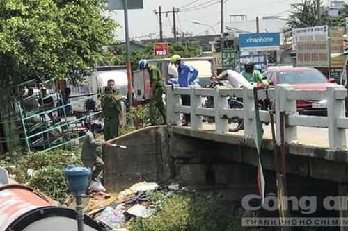 Điều tra vụ người đàn ông nằm chết dưới gầm cầu ở Sài Gòn