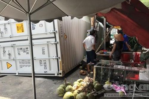 Container văng khỏi rơ-moóc, bay lên vỉa hè suýt đè chết người