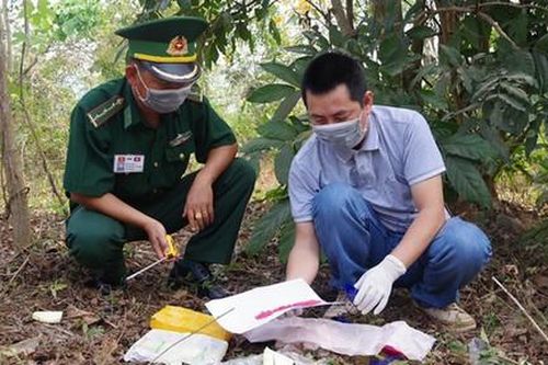Hai đối tượng bỏ lại 12.000 viên ma túy, trốn vào rừng sâu