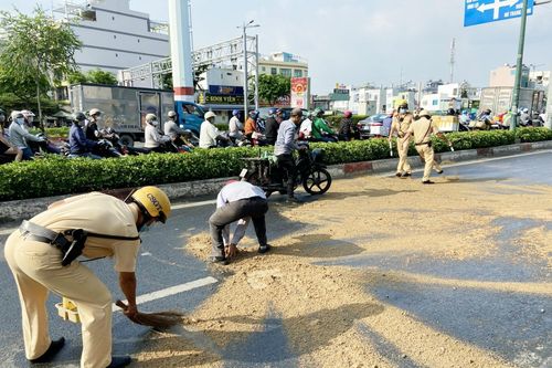 CSGT TP.HCM đội nắng gắt dọn đường, rải cát giúp dân đi không bị trượt ngã