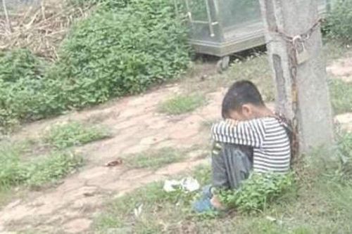 Lộ danh tính người xích cổ bé trai vào cột điện ven đường