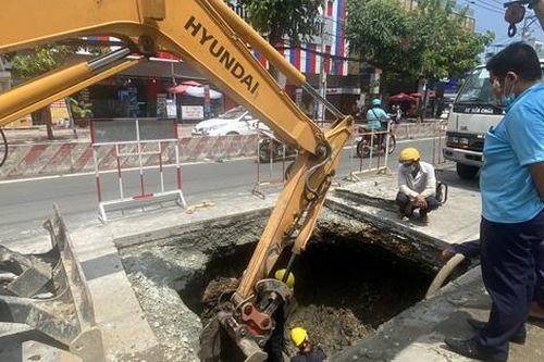 Cận cảnh 'hố tử thần' trên đường ở Sài Gòn