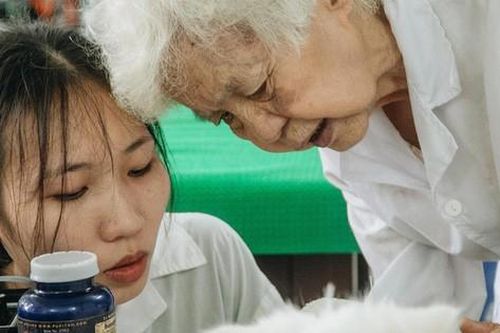 Bên trong phòng khám chữa bệnh, châm cứu miễn phí cho chó mèo ở Hà Nội: 'Ngoan, bà thương...'