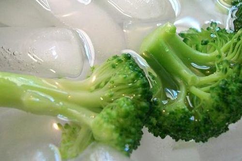 Cách cực đơn giản giúp món rau luộc thành tuyệt phẩm, xanh mướt, giòn tươi, giữ nguyên dinh dưỡng