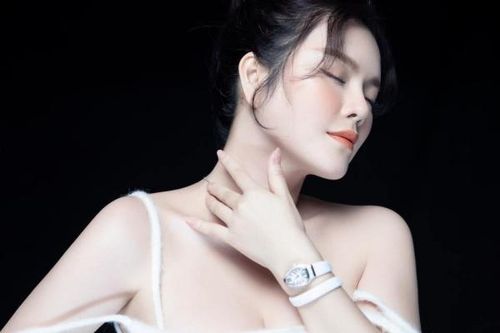 Lỹ Nhã Kỳ vừa bốc lửa, vừa nữ tính khi diện váy trắng