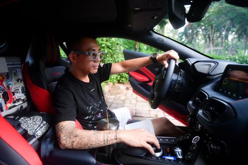 Minh Nhựa cầm lái Aston Martin Vantage tham dự hành trình siêu xe